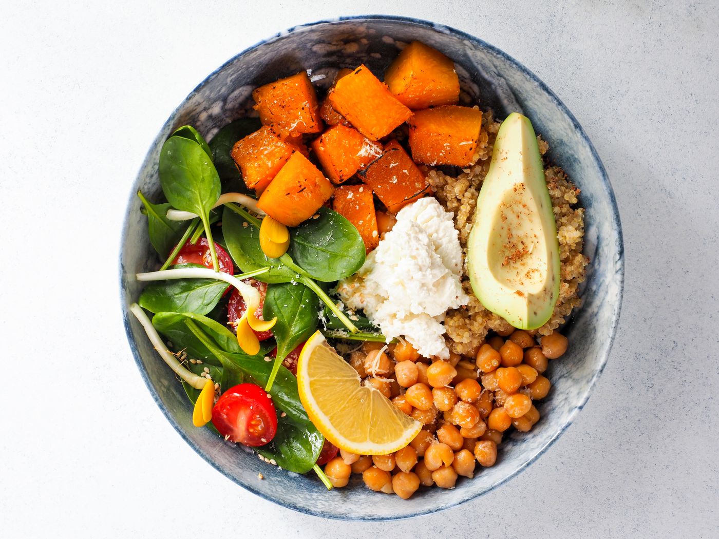 Bowl saludable con aguacate y garbanzos