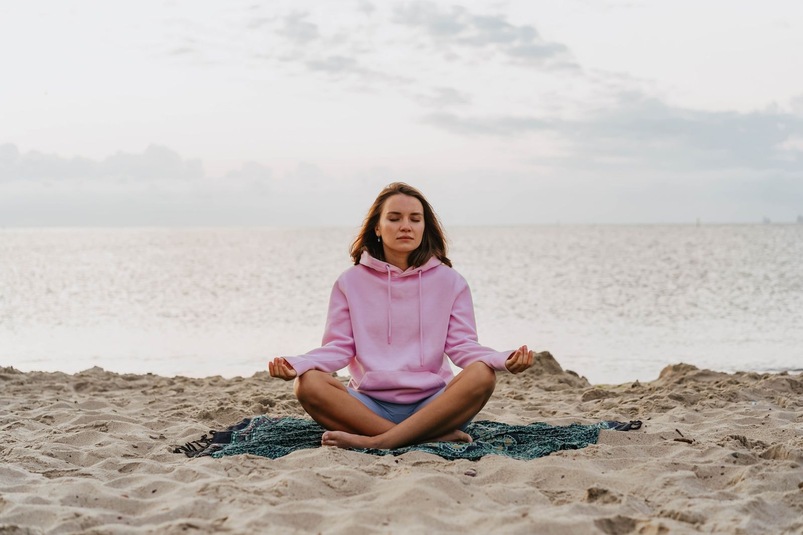 Mujer meditando al amanecer