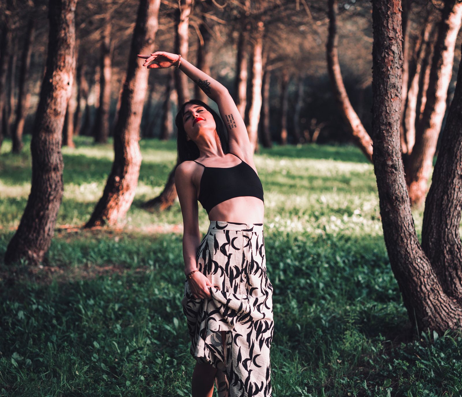 Mujer estirando con consciencia en la naturaleza