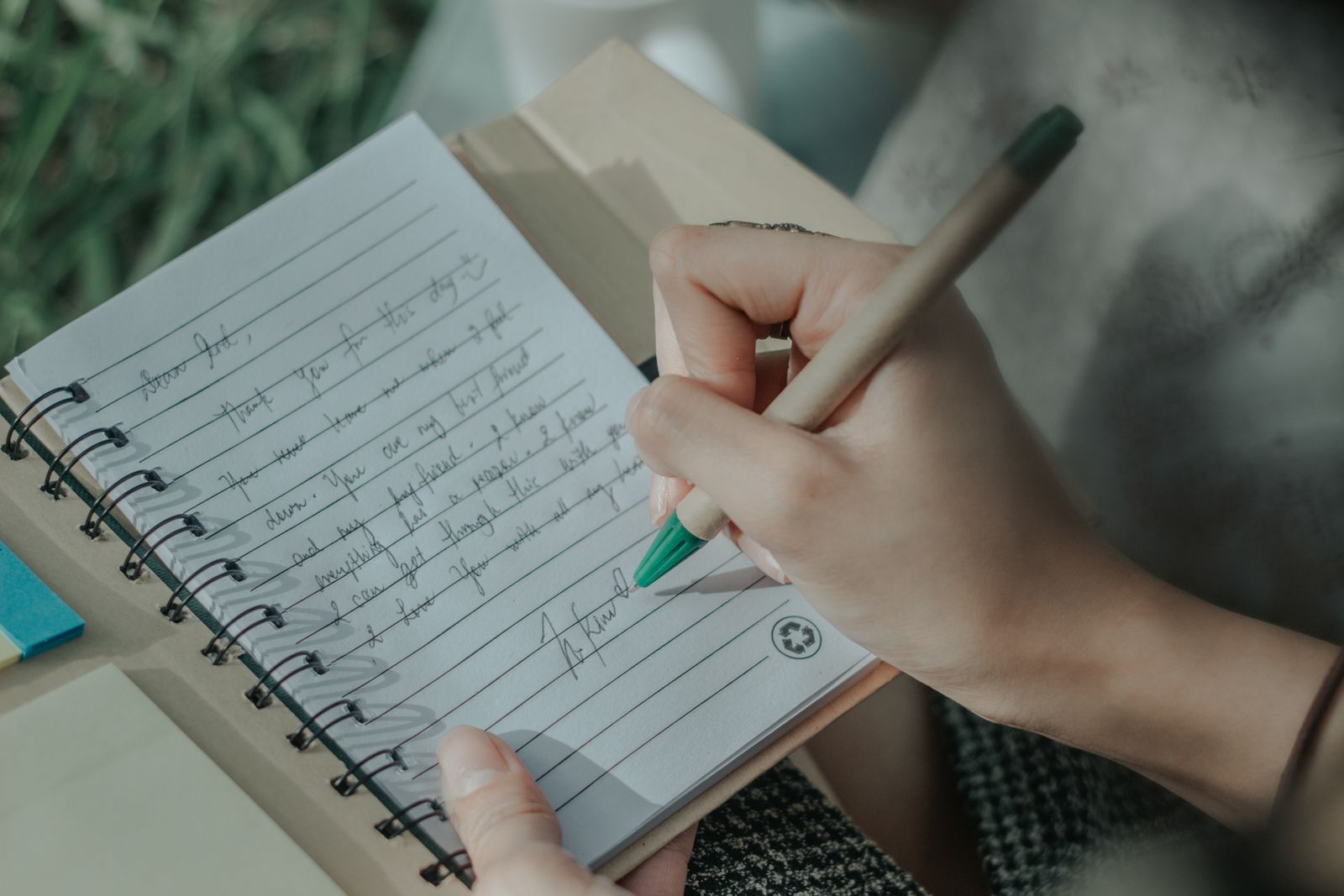 Manos escribiendo en un diario
