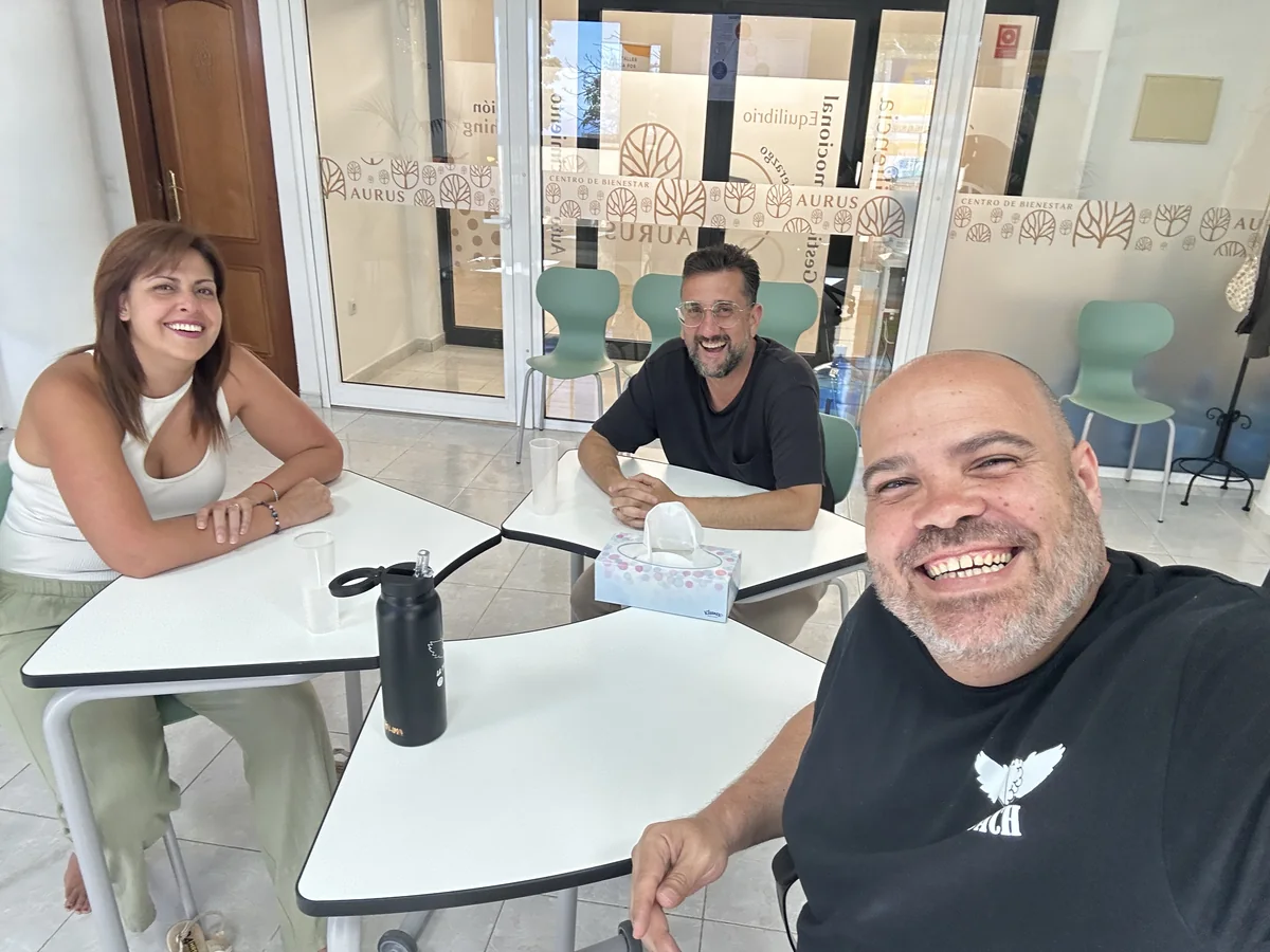 Williams Ramos con dos participantes en las mesas del Centro Aurus, en un descanso