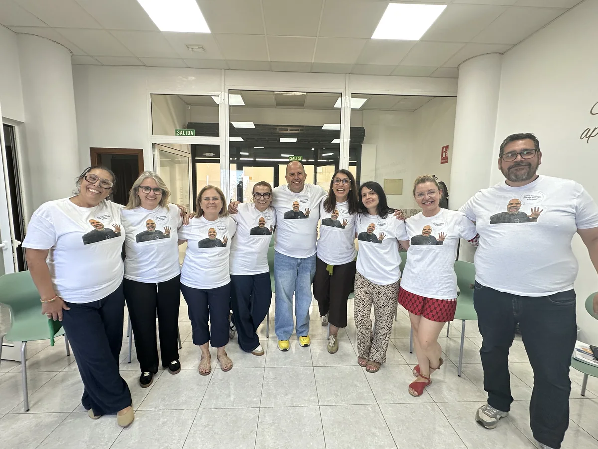 Grupo de una formacion de La Tribu Despierta de pie en la sala del Centro Aurus, con las camisetas del curso