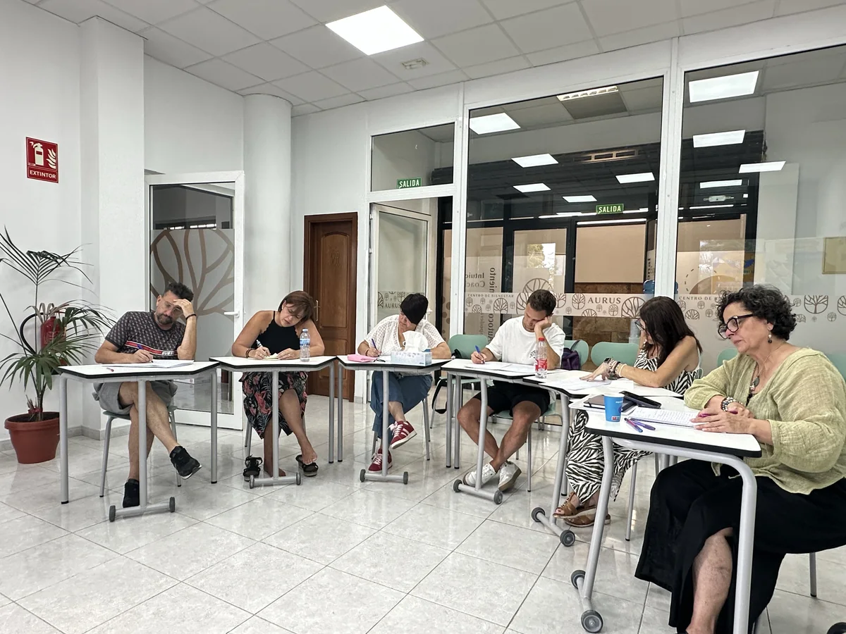Alumnos trabajando en las mesas del Centro Aurus durante una formacion