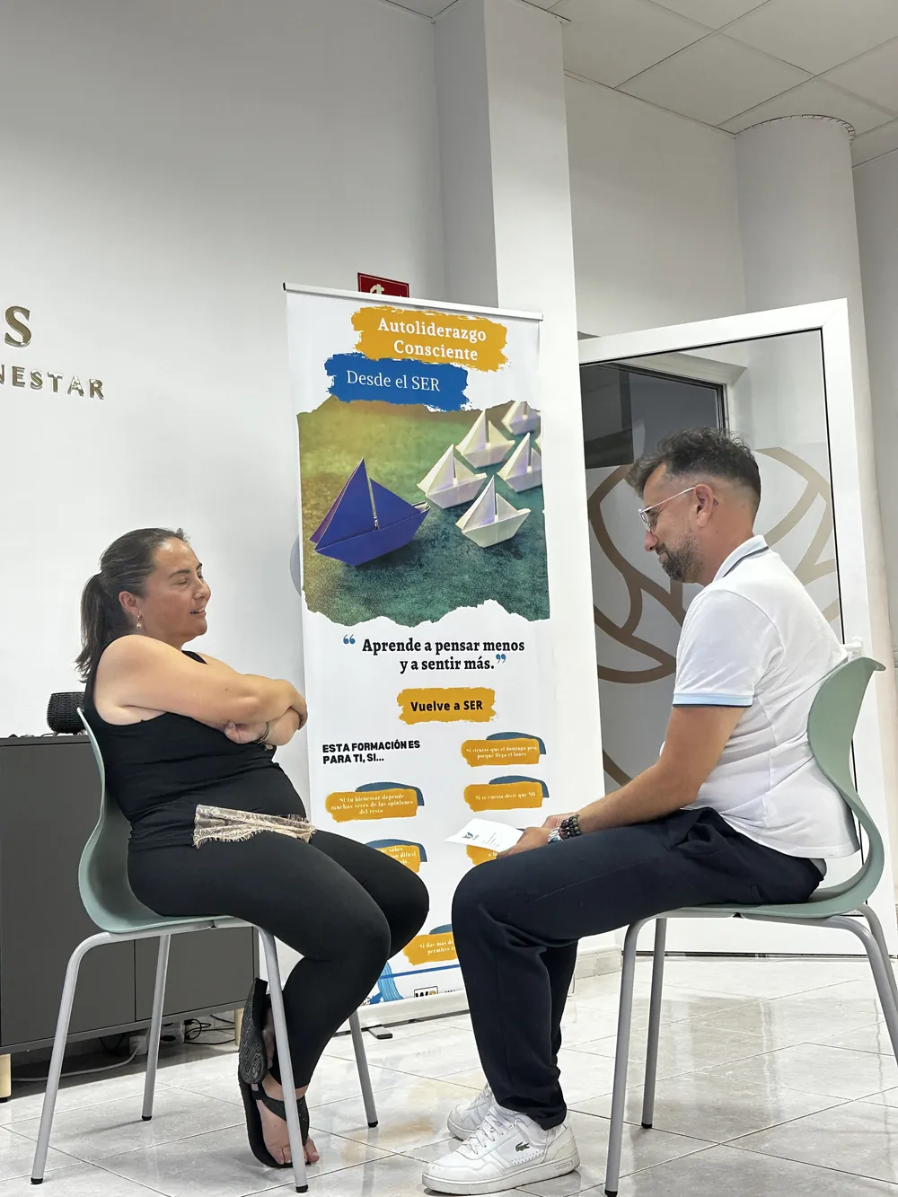 Una sesi&oacute;n de coaching personal en el Centro Aurus de Santa Cruz de Tenerife: dos personas sentadas frente a frente, conversando