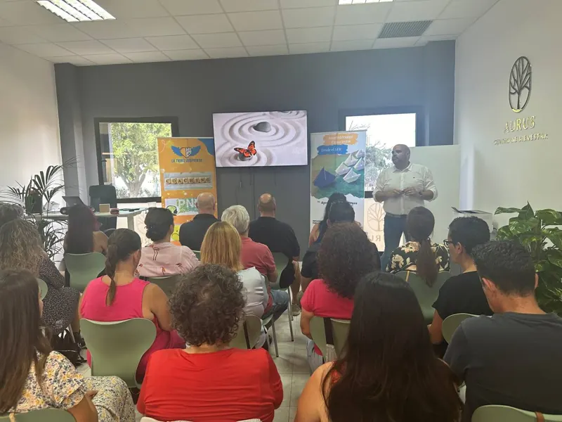 Público sentado de espaldas siguiendo una charla en el Centro Aurus