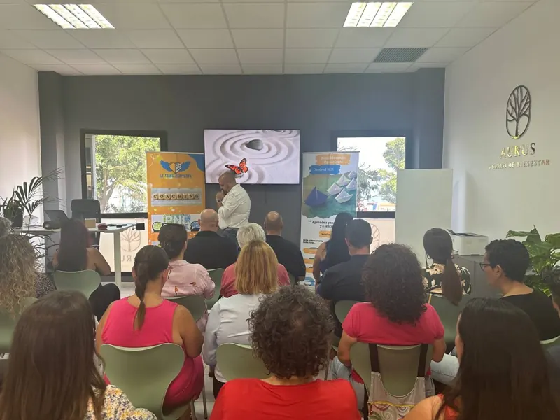 Sala del Centro Aurus completa durante una charla
