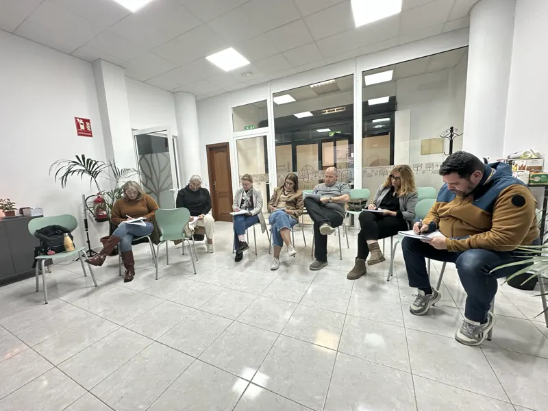 Círculo de sillas con personas en una dinámica en el Centro Aurus