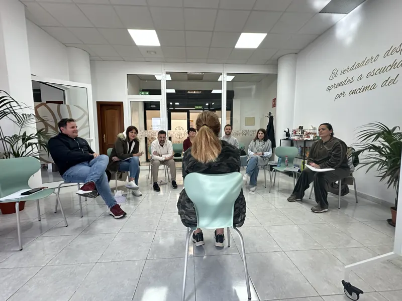 Grupo en círculo durante un taller en el Centro Aurus