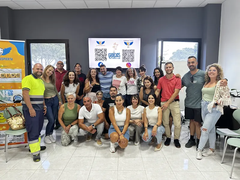 Foto de grupo numerosa tras una formación en el Centro Aurus