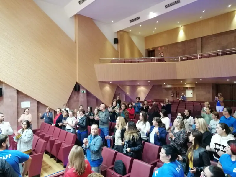 Auditorio lleno de asistentes en un encuentro de La Tribu Despierta