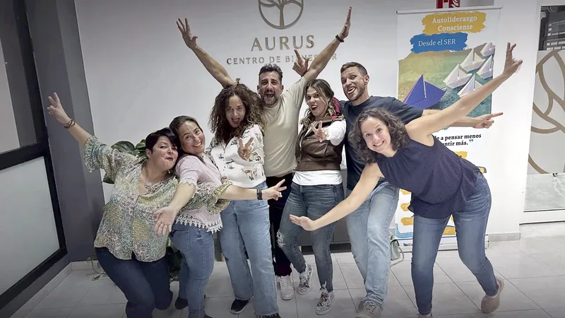 Alumnos y alumnas de Autoliderazgo Consciente con los brazos abiertos en el Centro Aurus